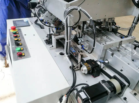 Vollautomatische Wegwerfmasken-Maschine für das Produzieren von erwachsenen Masken